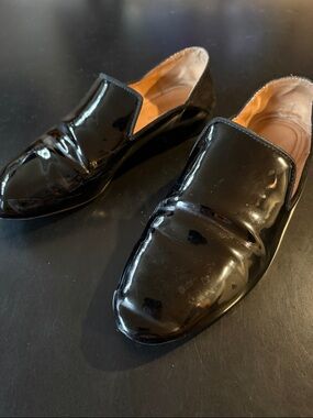 Shiny faux leather black loafer